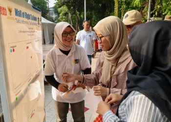 Salah satu kegiatan peringatan International Right to Know Day 2025 di Car Free Day Taman Bungkul.