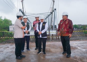Gubernur Jatim Khofifah Indar Parawansa saat meninjau pembangunan  jembatan Kutorejo.