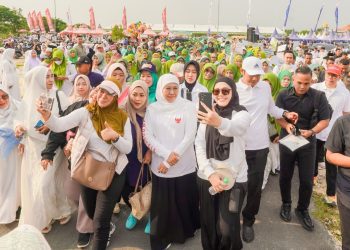 Gubernur Jatim Khofifah Indar Parawansa membaur bersama ribuan masyarakat Lamongan mengikuti Jalan Sehat Santri di Lamongan.