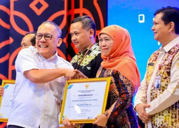 Gubernur Jatim Khofifah Indar Parawansa saat menerima penghargaan BRIDA/BAPPERIDA Optimal 2025 dari Badan Riset dan Inovasi Nasional untuk kategori Optimalisasi Potensi dan/atau Penyelesaian Permasalahan Daerah.