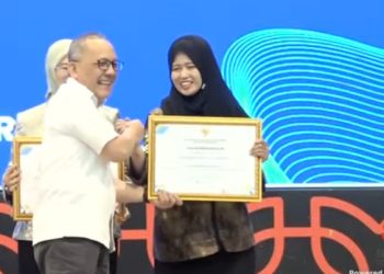 Penyerahan Penghargaan BRIDA/BAPPERIDA Optimal 2025 dari Badan Riset dan Inovasi Nasional dalam acara Apresiasi BRIDA/BAPPERIDA Optimal di Jakarta.