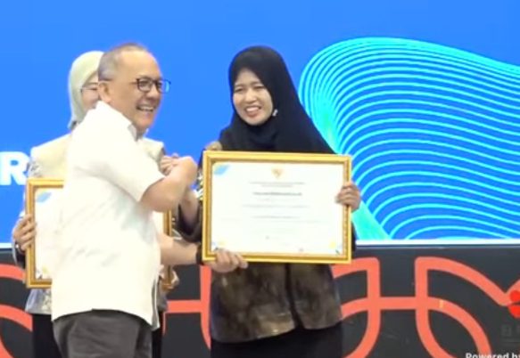 Penyerahan Penghargaan BRIDA/BAPPERIDA Optimal 2025 dari Badan Riset dan Inovasi Nasional dalam acara Apresiasi BRIDA/BAPPERIDA Optimal di Jakarta.