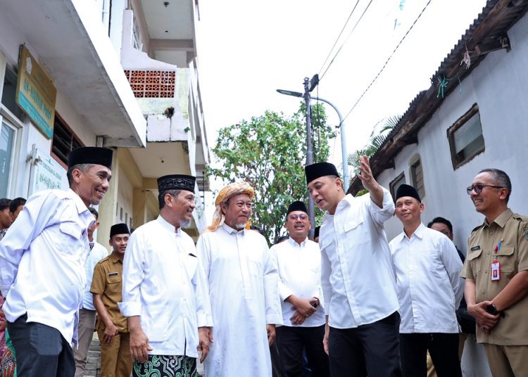 Wali Kota Surabaya Eri Cahyadi melakukan kunjungan ke Pondok Pesantren Nikmatun Najiyah di Jalan Sidosermo.