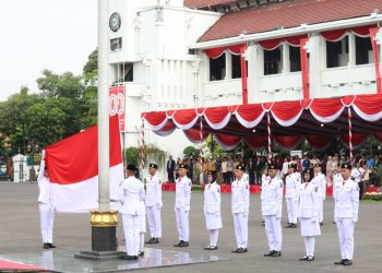 Ipacara peringatan Hari Sumpah Pemuda ke-97  di halaman Balai Kota Surabaya.