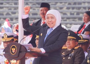 Gubernur Jatim Khofifah Indar Parawansa memimpin upacara peringatan Hari Sumpah Pemuda di Taman Candra Wilwatikta, Pandaan, Kabupaten Pasuruan.
