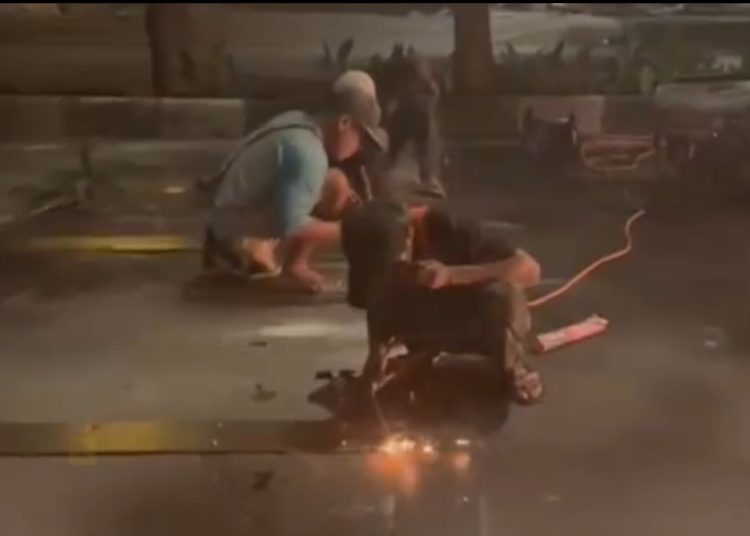 Perbaikan baut yang menonjol di kawasan Manukan yang membahayakan pengguna jalan karena berpotensi menyebabkan kecelakaan.