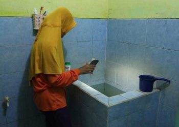 Foto ilustrasi pemantauan jentik nyamuk di bak kamar mandi.