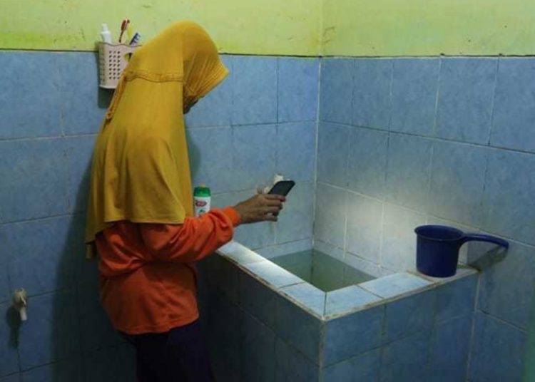 Foto ilustrasi pemantauan jentik nyamuk di bak kamar mandi.