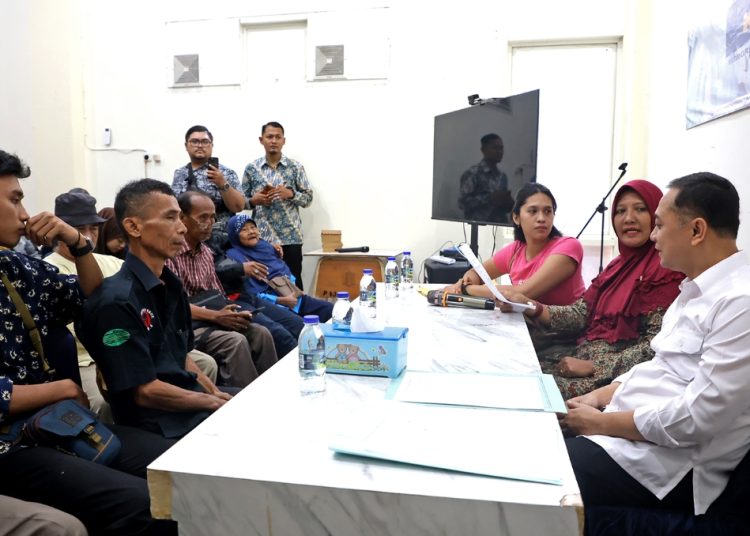 Wali Kota Surabaya, Eri Cahyadi memimpin mediasi konflik jalan ditembok yang melibatkan warga Jalan Asem Jajar III, Kelurahan Tembok Dukuh, Kecamatan Bubutan.