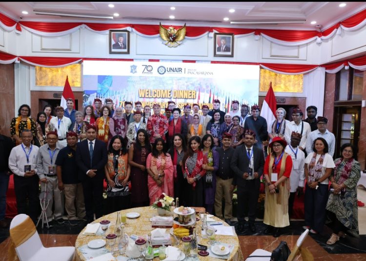 Para delegasi dari 17 negara dalam Peringatan 70 Tahun Konferensi Asia-Afrika di lobby Balai Kota Surabaya.