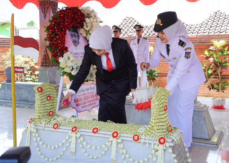 Gubernur Jatim Khofifah Indar Parawansa menaburkan bunga dalam ziarah di makam Raden Mas Tumenggung Ario Soerjo, di Kelurahan Kepolorejo, Kecamatan Magetan, Kabupaten Magetan.