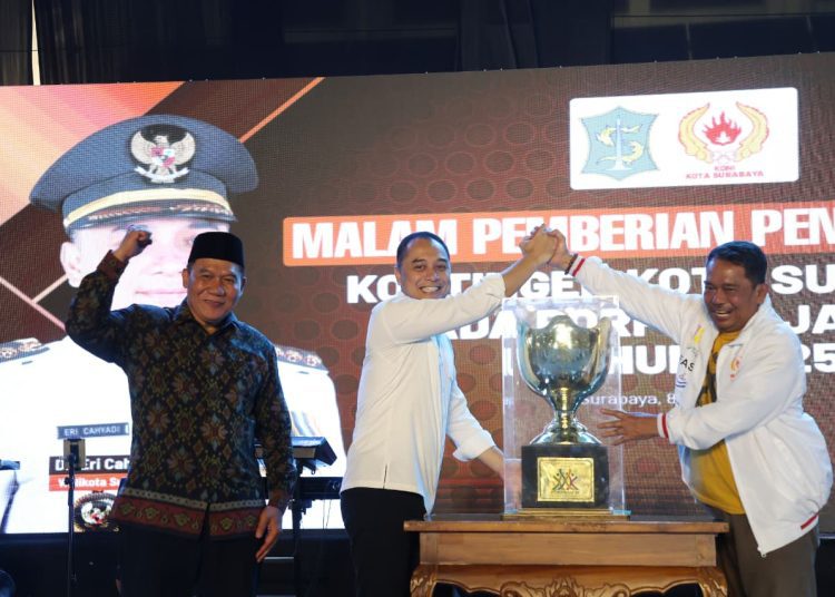 Wali Kota Surabaya Eri Cahyadi Bersama Ketua KONI Kota Surabaya, Hoslih Abdullah menunjukkan piala juara umum yang diraih kontingen Porprov Surabaya tahun 2025.