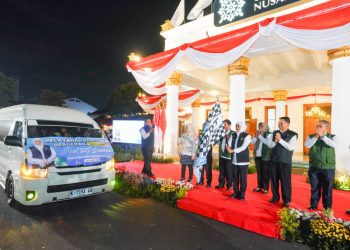 Pemberangkatan 62 Tim Pelayanan Kesehatan (Yankes) Bergerak ke Pulau Kangean Kabupaten Sumenep dari halaman Gedung Negara Grahadi, Surabaya.