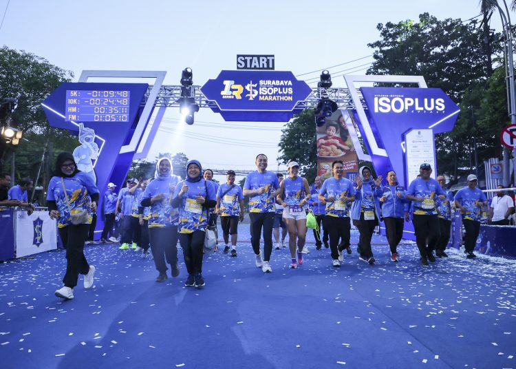 Para peserta mengikuti Surabaya ISOPLUS Marathon 2025.