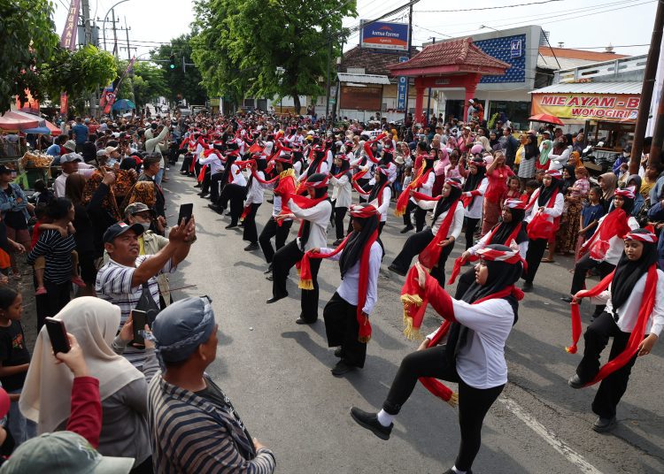 1.000 penari pelajar dari berbagai sekolah di Surabaya berpartisipasi dalam pagelaran budaya bertajuk Sembrani Bumi Nusantara 2025 dengan tema "Napak Tilas - Babat Alas Suroboyo".
