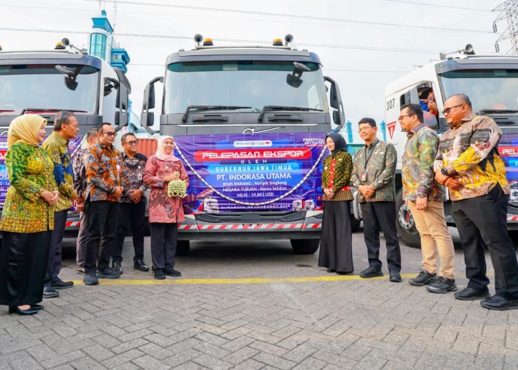 Gubernur Jatim Khofifah Indar Parawansa ekspor Industri Kecil Menengah Desa Devisa Jawa Timur di PT Terminal Petikemas Surabaya.
