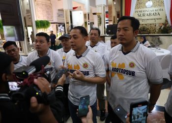 Wali Kota Surabaya Eri Cahyadi di sela bulan bakti Karang Taruna Surabaya.