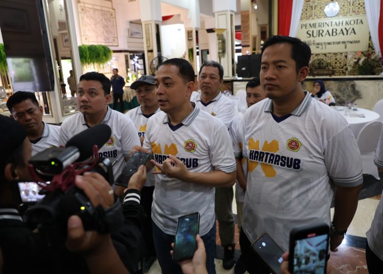 Wali Kota Surabaya Eri Cahyadi di sela bulan bakti Karang Taruna Surabaya.