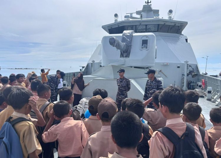 Siswa dan siswi dari SDN 1 Bungku, SMPN 1 Bungku, dan SMAN 1 Bungku melaksanakan kunjungan edukatif ke KRI Bung Hatta-370 di Pelabuhan Umum Bungku, Kabupaten Morowali.