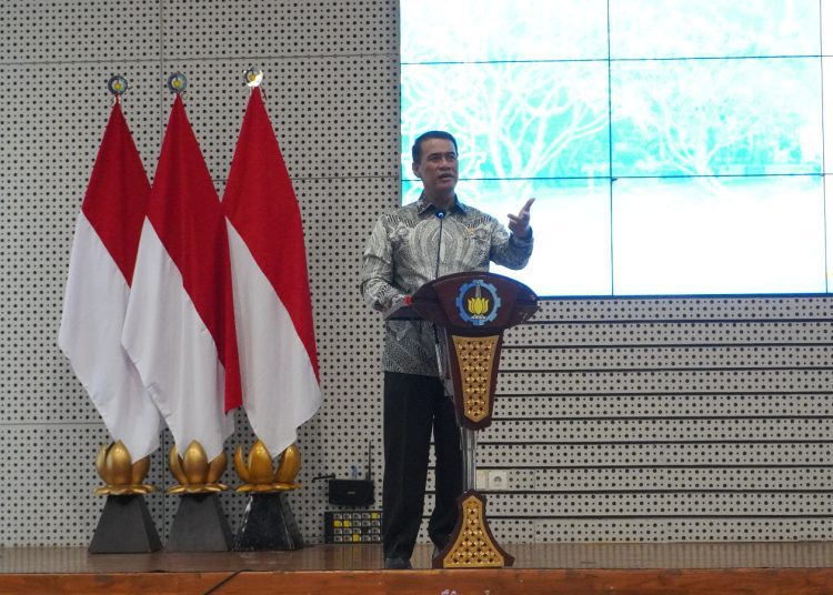 Menteri Pertanian RI Dr Ir H Andi Amran Sulaiman MP saat memberikan arahan kepada Sivitas Akademika ITS guna mendukung penguatan ketahanan pangan nasional.