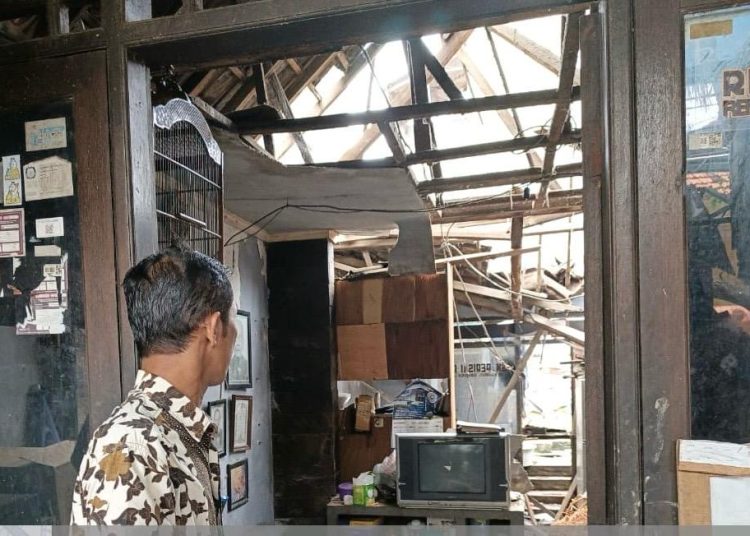 Rumah di Jalan Jepara Kecamatan Bubutan yang atapnya roboh karena lapuk.