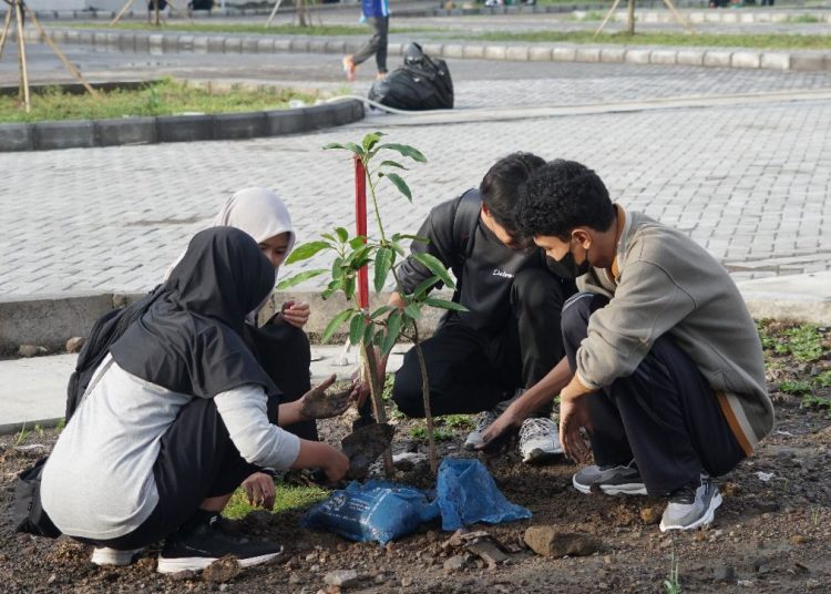 Para mahasiswa baru ITS turut menanam bibit pohon buah di area Saante Lebak, Science Techno Park (STP) ITS pada kegiatan Gugur Gunung 8.0