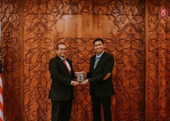 Rektor ITS Prof Dr (HC) Ir Bambang Pramujati ST MScEng PhD (kanan) bertukar cinderamata dengan the Vice-Chancellor of Universiti Teknologi Malaysia (UTM) Prof Dr Mohd Shafry bin Mohd Rahim