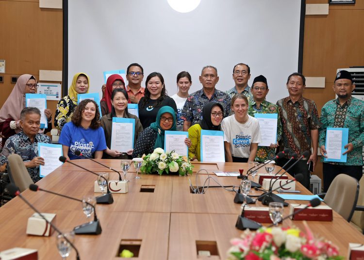 Foto bersama usai penandatanganan Memorandum of Understanding (MoU) untuk Plastic Clever School Program.