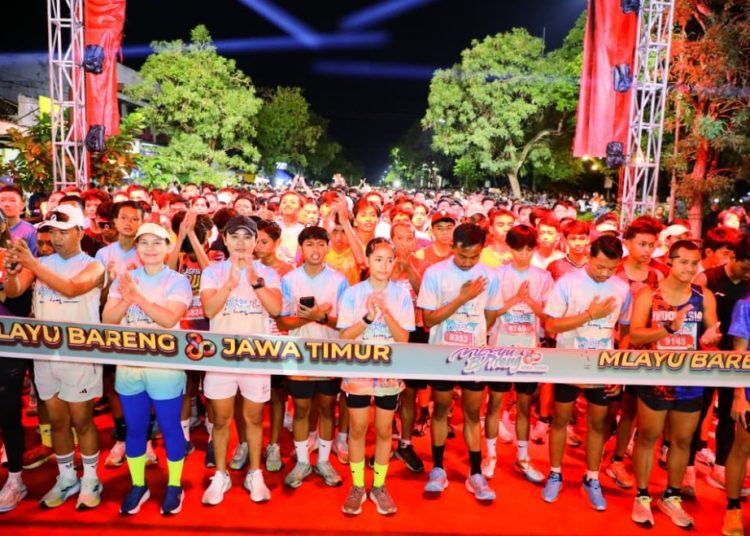 Pelepasan 12 ribu peserta ajang “Mlayu Bareng 80 Jawa Timur” di Alun-alun Ngawi.