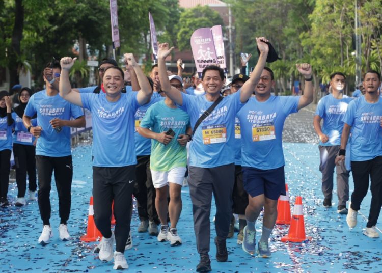 Wali Kota Surabaya Eri Cahyadi saat mengikuti Surabaya ITS Run Fest 2025.