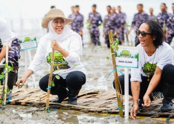 Gubernur Jatim Khofifah Indar Parawansa bersama Kaka Slank di Festival Mangrove VIII di kawasan Pantai Martajasah, Kabupaten Bangkalan.