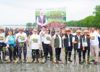 Gubernur Jatim Khofifah Indar Parawansa dan Kaka Slank di sela Festival Mangrove VIII di kawasan Pantai Martajasah, Bangkalan.