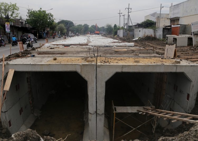 Salah satu proyek drainase yang sedang dikerjakan di Surabaya.