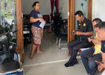 Pendataan door to door Data Tunggal Sosial dan Ekonomi Nasional oleh tim dari Kelurahan Sumur Welut.