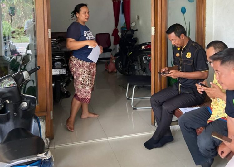 Pendataan door to door Data Tunggal Sosial dan Ekonomi Nasional oleh tim dari Kelurahan Sumur Welut.