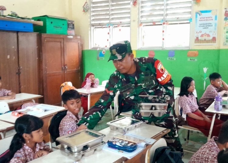 Pembagian MGB di SDN Sumur Welut 3 Surabaya.
