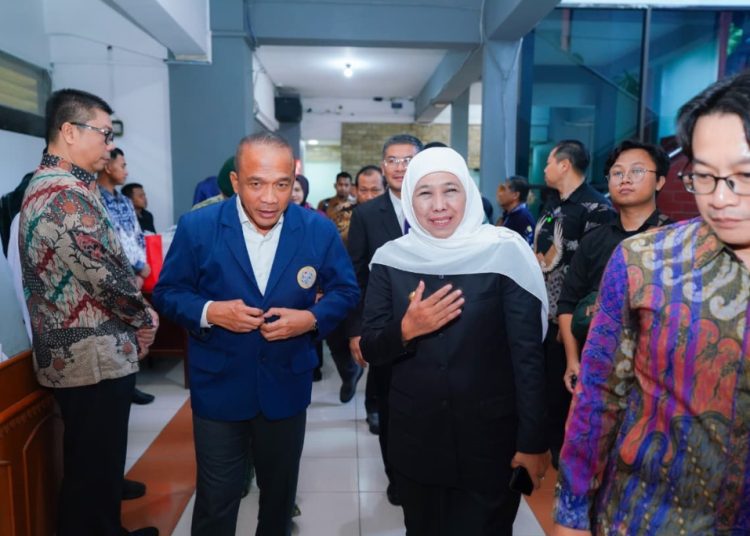 Gubernur Jawa Timur Khofifah Indar Parawansa menghadiri Sidang Terbuka Promosi Doktor Kapolda Jawa Barat Irjen Pol Rudi Setiawan,