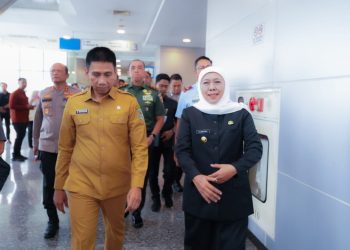 Wakil Menteri Dalam Negeri III Akhmad Wiyagus bersama Gubernur Jatim Khofifah Indar Parawansa