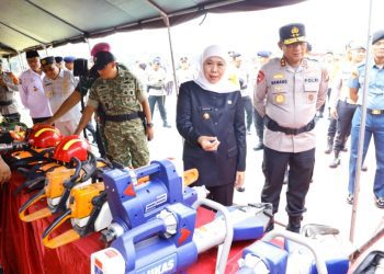 Gubernur Jatim Khofifah Indar Parawansa di sela Apel Kesiapan Tanggap Darurat Bencana Hidrometeorologi Wilayah Jawa Timur di lapangan Mapolda Jatim.