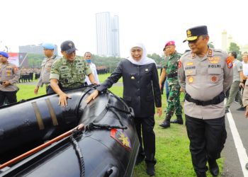 Kapolda Jawa Timur Nanang Avianto bersama Gubernur Khofifah Indar Parawansa di sela apel Kesiapan Tanggap Darurat Bencana Hidrometeorologi Wilayah Jawa Timur.