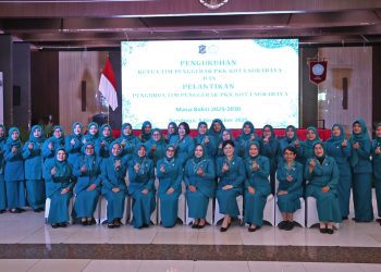 PKK Kota Surabaya beserta seluruh jajaran pengurus masa bakti 2025–2030, di Gedung Wanita Candra Kencana.