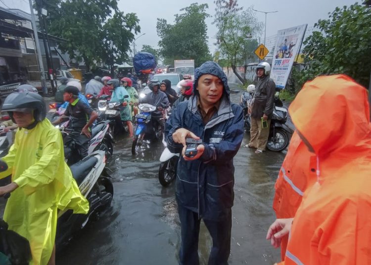 Wali Kota Surabaya Eri Cahyadi melakukan sidak di sejumlah titik kawasan banjir.