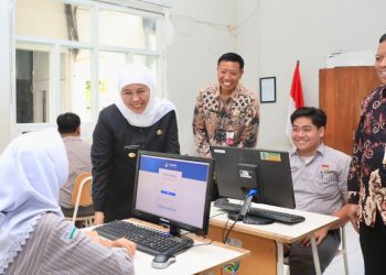 Gubernur Jatim Khofifah Indar Parawansa meninjau pelaksanaan Tes Kemampuan Akademik gelombang ke-2 untuk SMA/SMK sederajat di SMAN 5 Surabaya.
