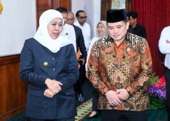 Gubernur Jawa Timur Khofifah Indar Parawansa bersama Kepala Kantor Perwakilan BPN Jatim Asep Heri