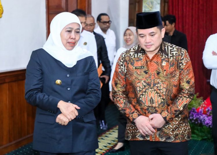 Gubernur Jawa Timur Khofifah Indar Parawansa bersama Kepala Kantor Perwakilan BPN Jatim Asep Heri