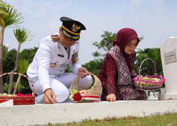 Wali Kota Surabaya Eri Cahyadi dan istrinya Rini Indriyani berziarah ke salah satu makam pahlawan.