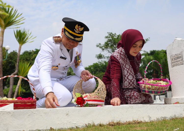 Wali Kota Surabaya Eri Cahyadi dan istrinya Rini Indriyani berziarah ke salah satu makam pahlawan.