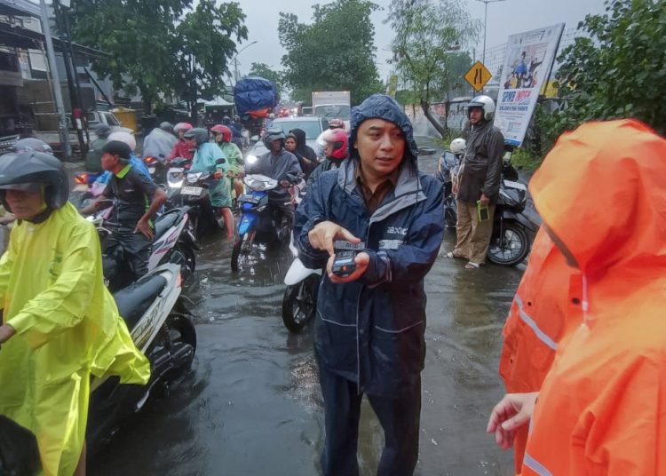 Wali Kota Surabaya Eri Cahyadi memimpin langsung penanganan banjir di salah satu kawasan di Kota Pahlawan.