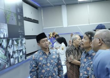 Rektor ITS Prof Dr (HC) Ir Bambang Pramujati ST MSc Eng PhD di sela peresmian Command Center.