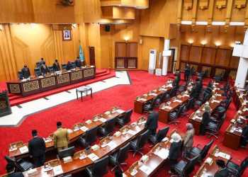 Suasana sidang paripurna di DPRD Surabaya dengan agenda pengesahan APBD 2026.